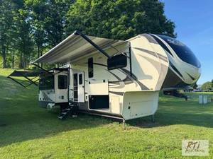 lot 63 image: 2021 Solitude 38ft fifth wheel hitc...