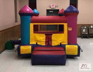 lot 514 image: Toddler bounce house inflatable....