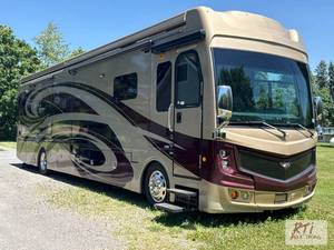 lot 8 image: 2017 Fleetwood Discovery LX...