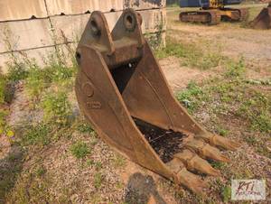 lot 19 image: EACO 24-inch digging bucket - fits ...