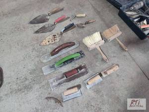 lot 33 image: Mixed hand concrete finishing tools...