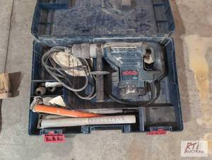 lot 34 image: Bosch 11247 corded power hammer dri...