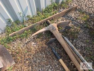 lot 70 image: (2) garden hoes, pick and rake...