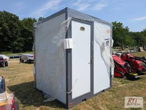 lot 26 image: Mobile bathroom with sink, toilet a...