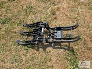 lot 86 image: Mini excavator claw. MDI Item is l...