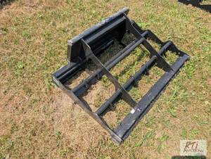 lot 89 image: Mini skid loader land leveler. MDI...