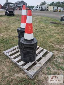 lot 101 image: 35X Traffic cones with reflectors. ...