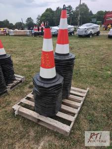 lot 102 image: 40X Traffic cones with reflectors. ...