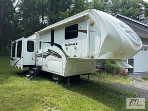 lot 33 image: 2010 Heartland Sundance 3200RE fift...