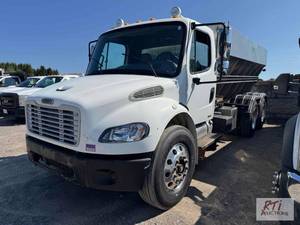 lot 40 image: 2004 Freightliner M2 business class...