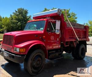 lot 44 image: 2000 International 4900 single axle...