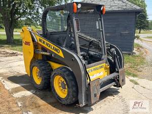 lot 51 image: 2015 New Holland L216 skid steer...