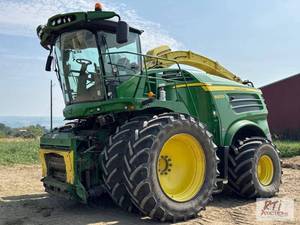 lot 65 image: 2016 John Deere 8800i self-prope...