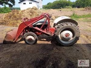 lot 71 image: International 9N Tractor with loade...