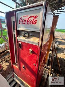 lot 176 image: Vintage Coca-Cola vending machine. ...
