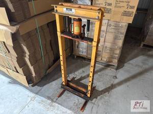 lot 198 image: Northern Industrial Tools 12 ton hy...