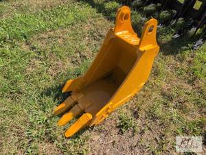 lot 92 image: Future 12in digging bucket for Cat ...
