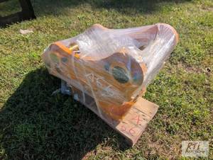 lot 135 image: Future K320 hydraulic quick coupler...