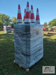 lot 231 image: 252X Traffic cones with reflectors,...