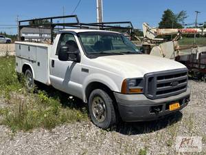 lot 7 image: 2005 Ford F-250 regular cab serv...