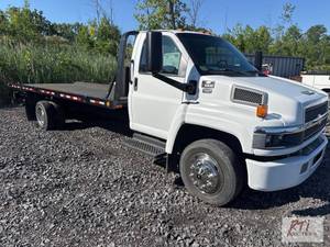 lot 53 image: 2005 Chevy C5500 rollback truck. VI...