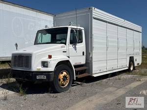 lot 60 image: 2004 Freightliner FL70 beverage tru...