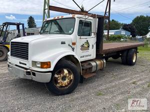 lot 64 image: 1999 International 4700 flatbed ...