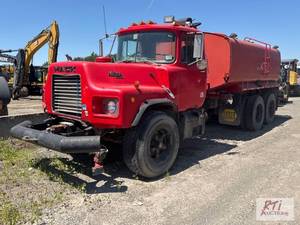 lot 65 image: 1988 Mack R690ST water truck. VIN 1...