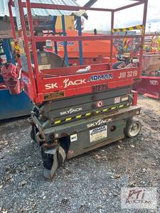 lot 90 image: 2016 Skyjack 3219 Series III electr...