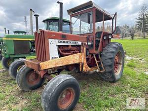 lot 106 image: International 806 diesel tractor wi...