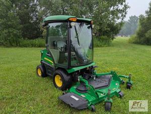 lot 112 image: John Deere 1585 Terrain-Cut commerc...