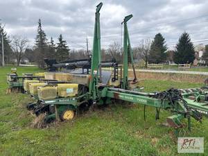 lot 143 image: John Deere 7200 MaxEmerge2 12 ro...