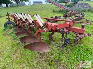 lot 145 image: International 720 6-Bottom plow. Re...