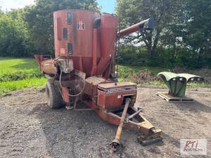 lot 146 image: Case IH 1350 feed grinder. Pull typ...