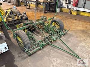 lot 147 image: John Deere Model 290 2-row pull-...