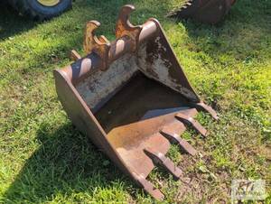 lot 179 image: 30in digging bucket for excavator. ...