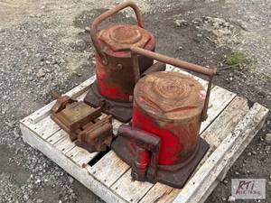 lot 246 image: Lot of (2) 100 ton bottle jacks ...