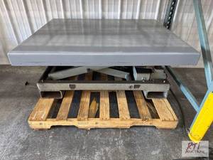 lot 255 image: American table lift. 2000lb capacit...