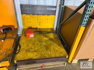 lot 256 image: American lift tilt table. 110V. In ...