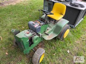 lot 10 image: John Deere lawn tractor, missing ho...