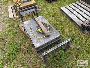 lot 24 image: AutoQuip Series 35 floor lift...