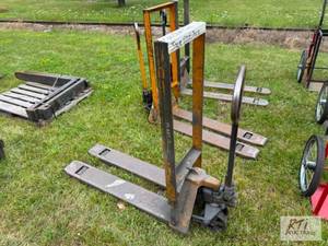 lot 25 image: (3) Hand pallet jacks....