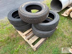 lot 32 image: Pallet of 5 mixed tires...