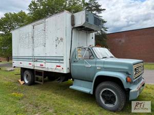 lot 42 image: Chevy 60 single axle refrigerated t...
