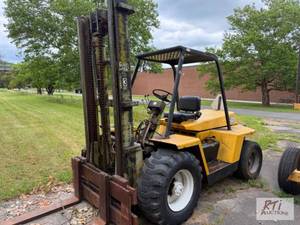 lot 51B image: CLARK heavy-duty forklift. Runs.&nb...