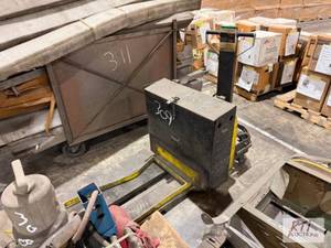 lot 309 image: Electric pallet jack...