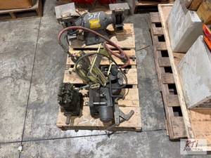 lot 341 image: Bench grinder, vice and parts...