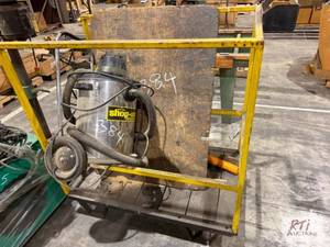 lot 384 image: Crate and shop vac...