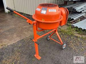lot 17 image: Central Machinery 3.5 cubic yard el...