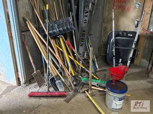 lot 87 image: Corner of hand tools including shov...